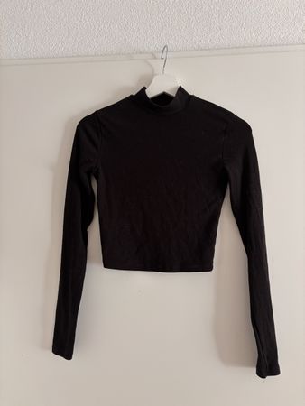 Schwarzes Cropped Top