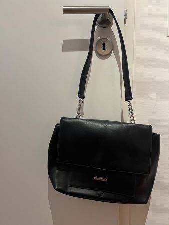 Schwarze Hugo Boss Handtasche mit Silberkette