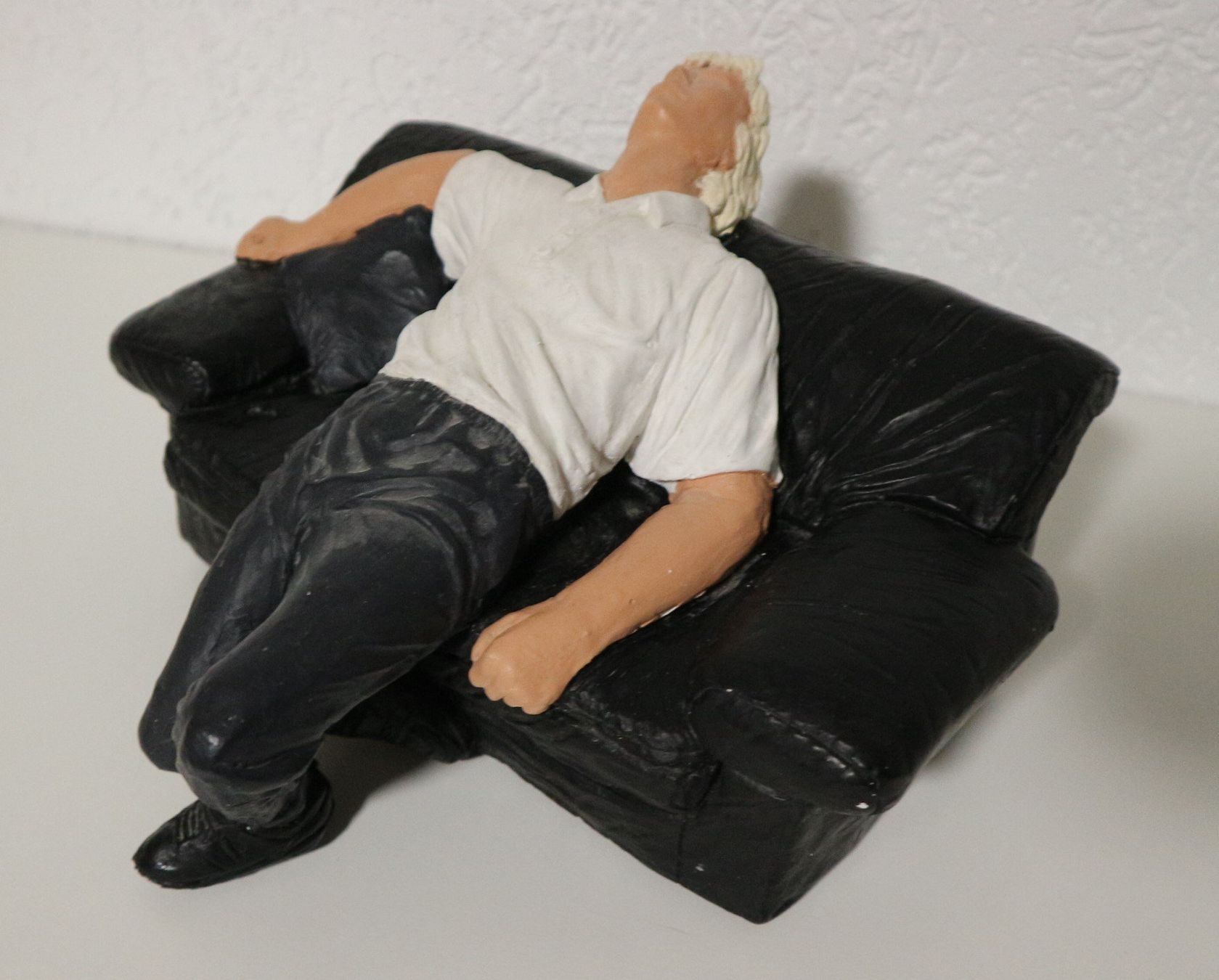 Statuette: Deko-Figur - Schlafender Mann auf Sofa – Usato da Auw venduto da beretta1966