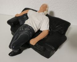 Deko-Figur - Schlafender Mann auf Sofa