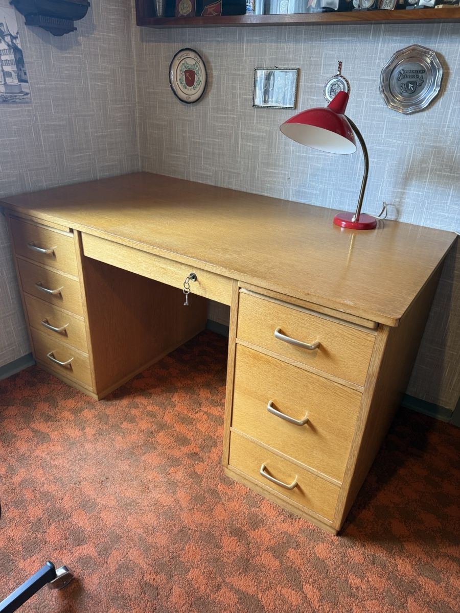 Schreibtische: Büro-Schreibtisch Holz mit Schubladen – Gebraucht aus Bern von focusracer01