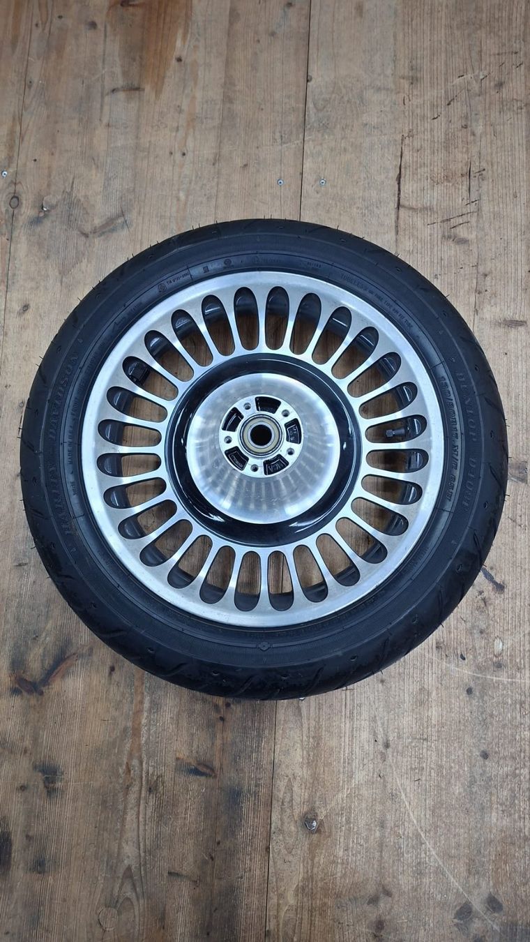 Pneumatici & Ruote complete: Harley Davidson FLHX Rad – Usato da Alpnach Dorf venduto da Biker-Lady 1