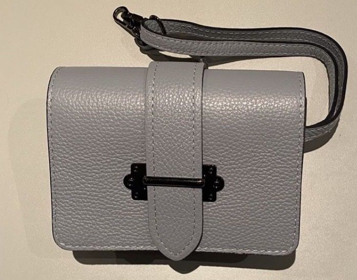 Borse da donna: Hellblaue Umhängetasche / Bauchtasche aus Leder – Usato da Oberengstringen venduto da kandidi