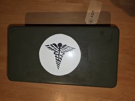 Sanitätskasten mit Inhalt in Metallbox