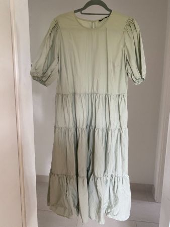 NEU Kleid, gestuft. Puffärmel, Volant, pastell-grün, Gr.42
