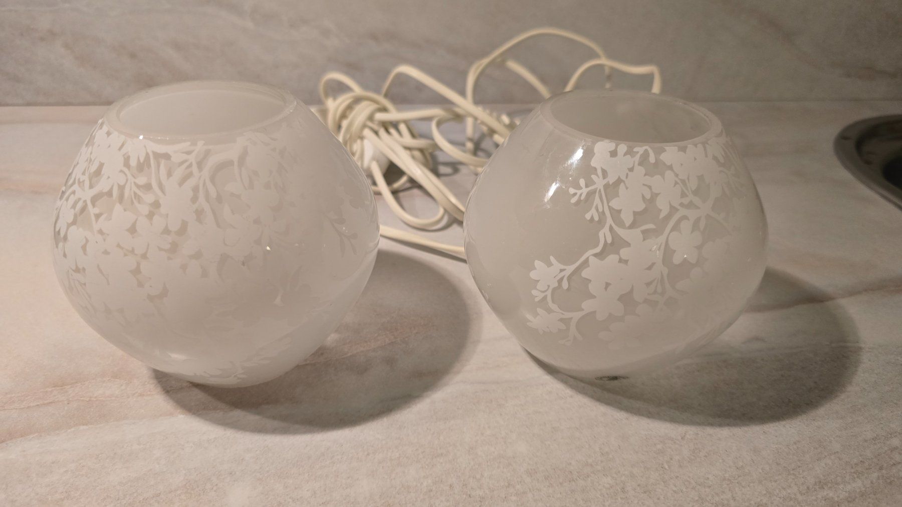 Ikea Lampes: 2 Lampen Glaskugeln mit Blumenmuster matte Ikea – D'occasion à Meggen par everydaysale