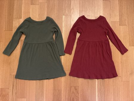 Zwei Kleider  langärmlig grün und Bordeaux Grösse 98/104 neu