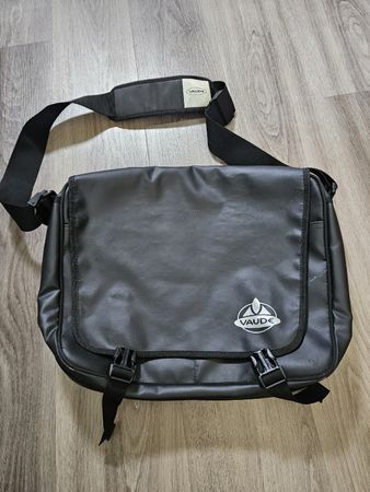 Vaude Umhängetasche schwarz, robust und wasserabweisend