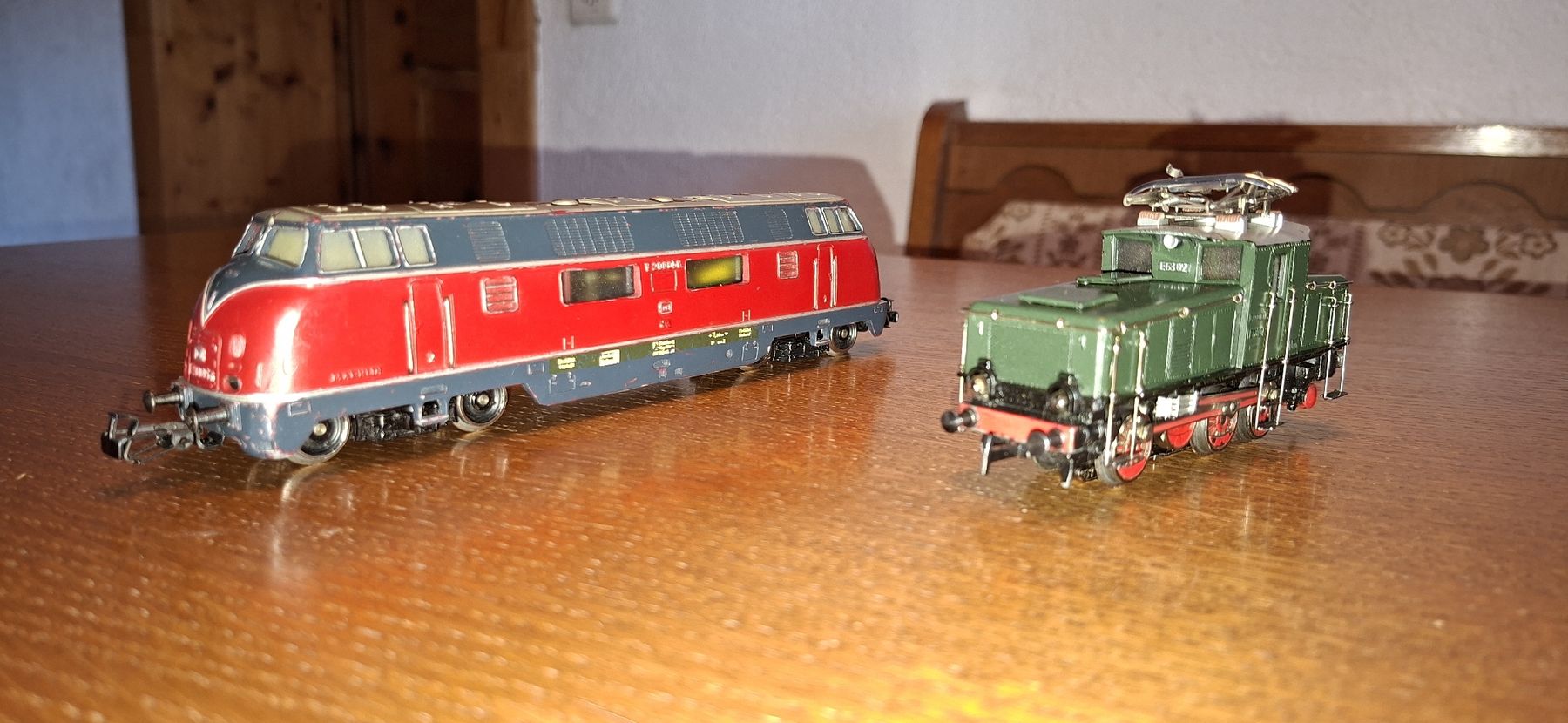 Märklin Modellini di ferrovie: H0 Märklin AC Analog E6302 + V200 056 Loks. – Usato da Pfäffikon ZH venduto da gub_2j76 8