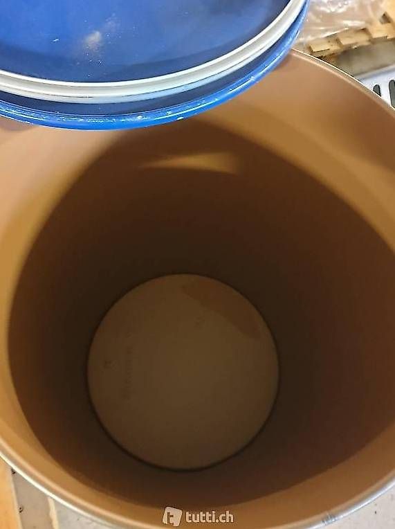 Accessori: Blaue Stahlfässer mit Deckel, 200 Liter – Usato da Unterkulm venduto da poesia-gruppe 1