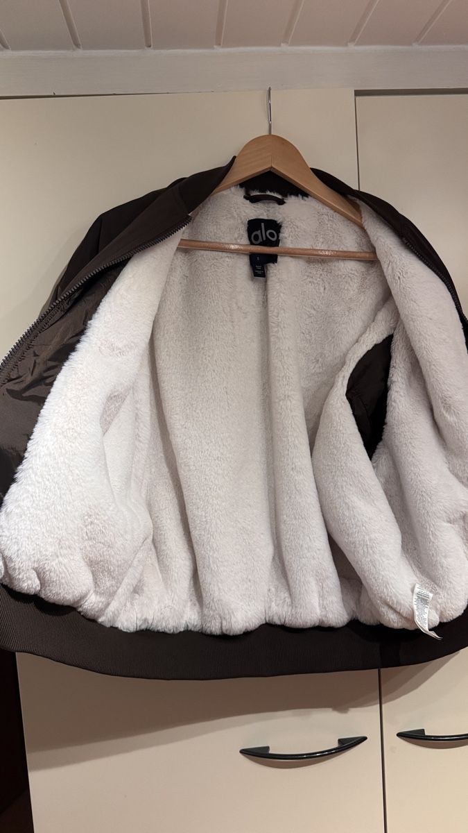 Alo Yoga Jacken: Alo Yoga Winter Jacket – Gebraucht aus Grosshöchstetten von 532_9cyd 8