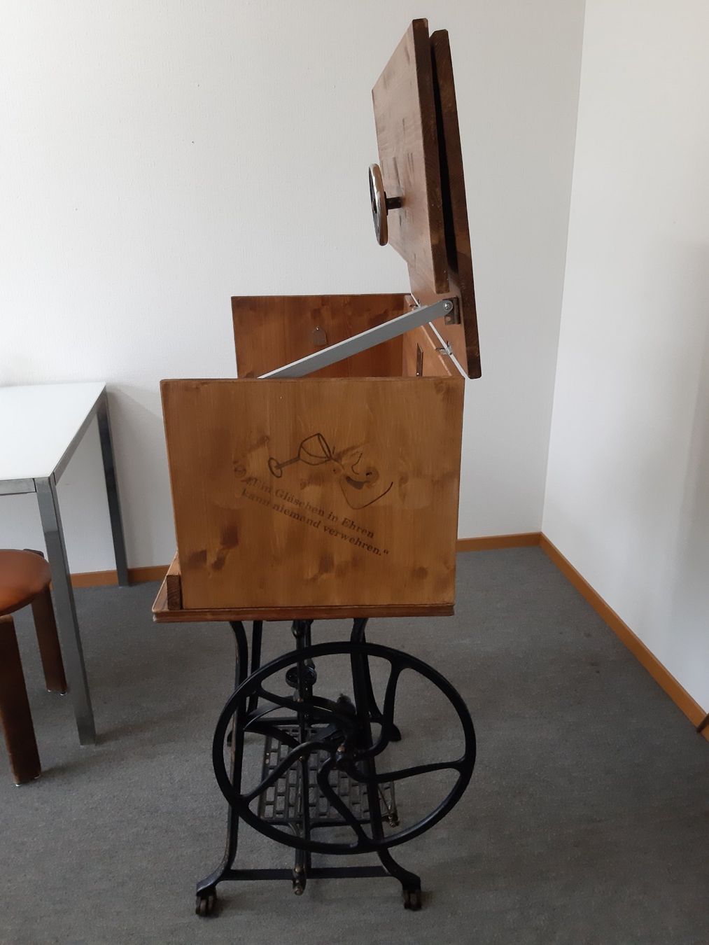 Allestimento di negozi e stand fieristici: Minibar S’Manne Nähkästli – Usato da Meilen venduto da gwunderfitzig 3