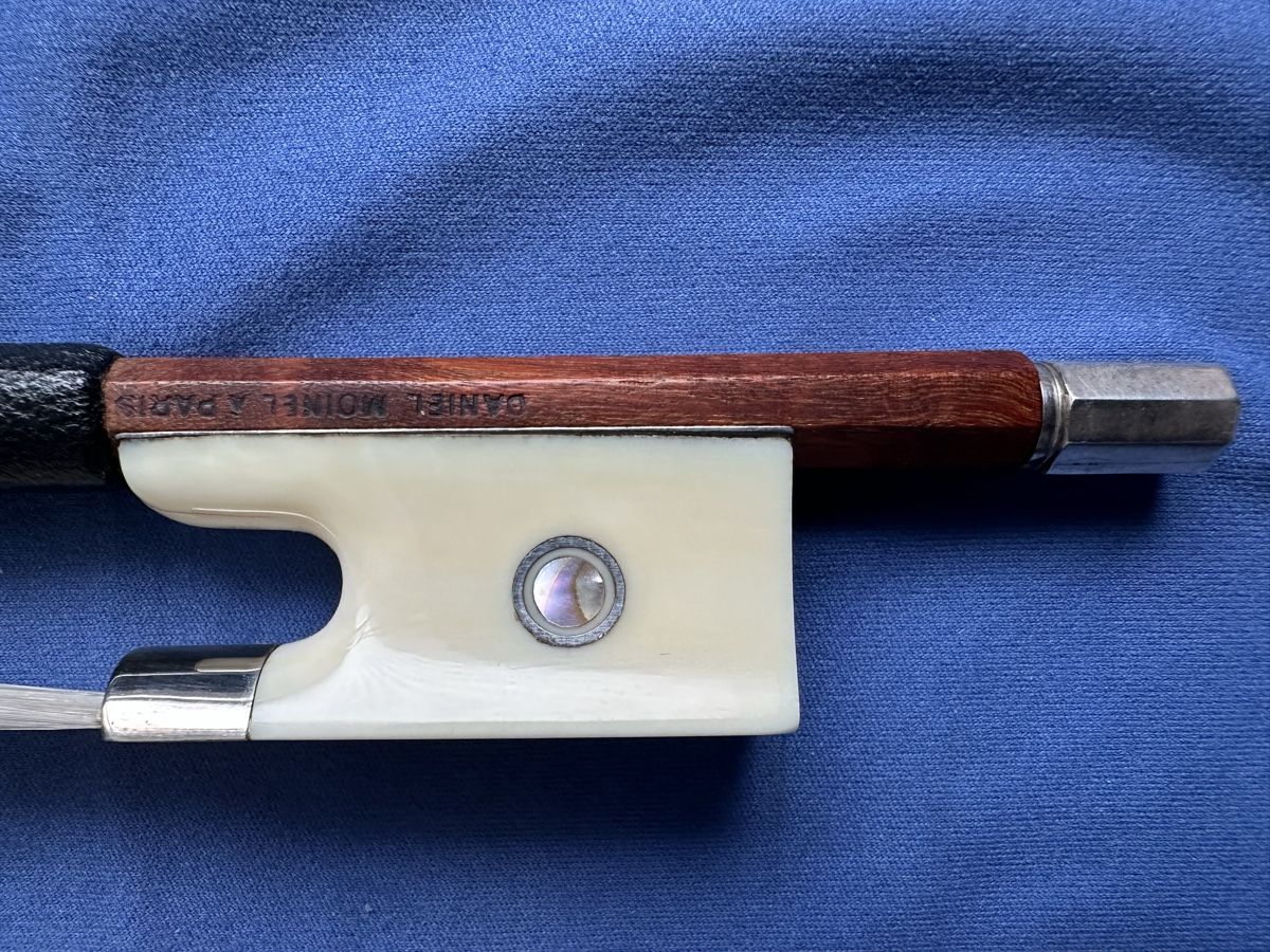 Strumenti musicali: Violabogen von Daniel Moinel Paris. Elfenbeinfrosch – Usato da Thun venduto da Guarini