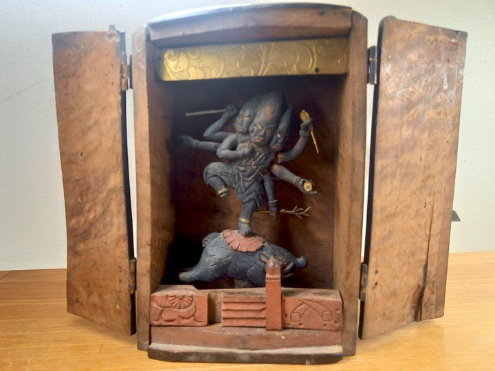 Statuette: Dieu indien & son coffret – Usato da Ponts-de-Martel venduto da Henri-Louis 1
