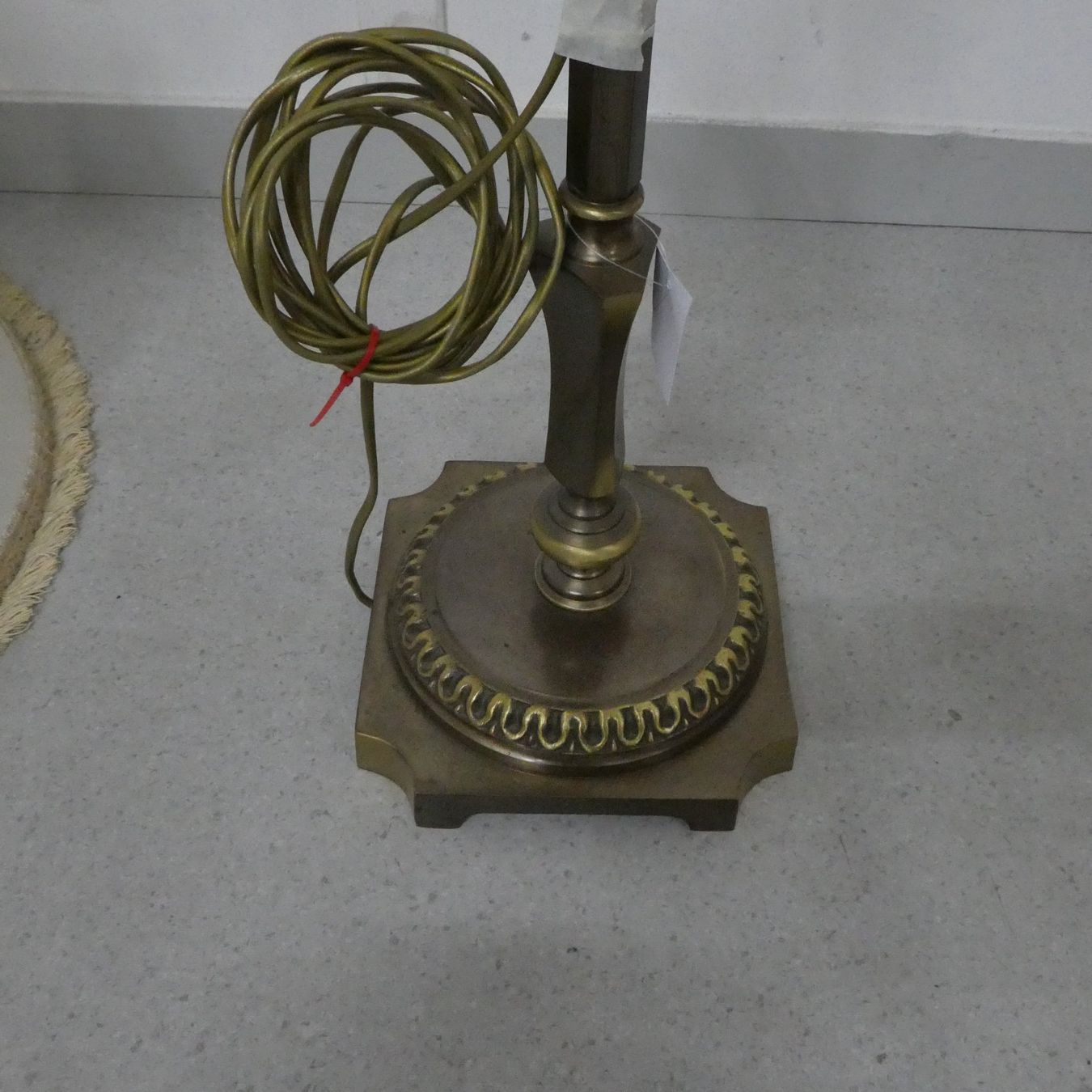 Lampade: Vintage-Stehlampe mit einem dunklen Metallschaft – Usato da Volketswil venduto da brockipfannenstil 3