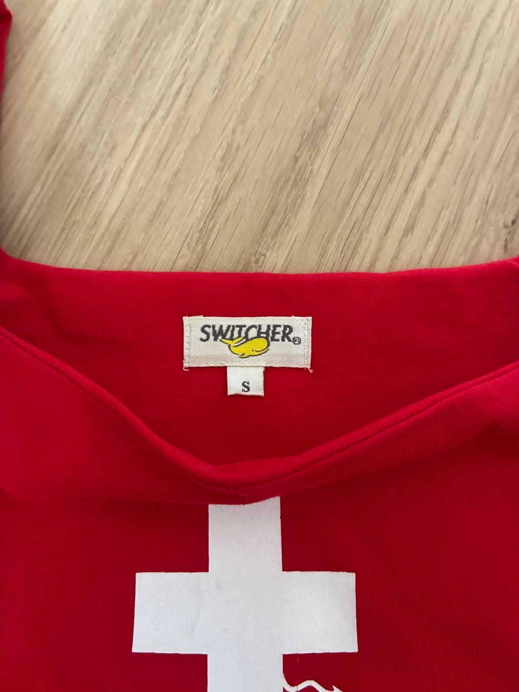 Top: rotes Top mit Schweizer Kreuz Grösse S – Usato da Winikon venduto da winikon 2