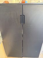 Schwarzer Schrank / Regal mit Türen abzugeben