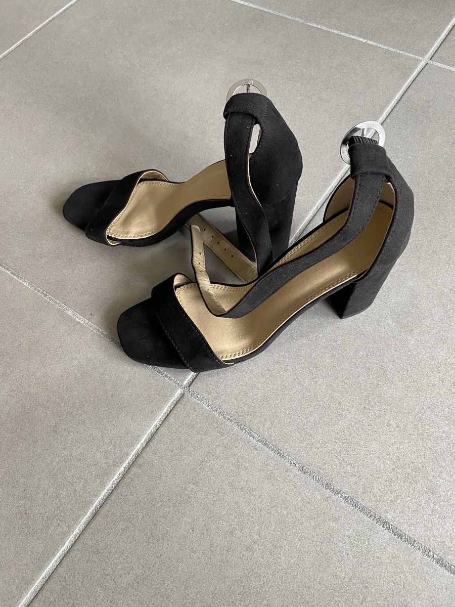 Scarpe da donna: Chaussures noires à talons – Usato da Genève venduto da TheMattiBoutique 2