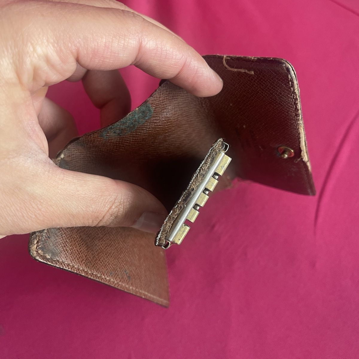 Louis Vuitton Portafogli: Vintage Louis Vuitton brown monogram key holder wallet – Usato da Genève venduto da FoundTears 3