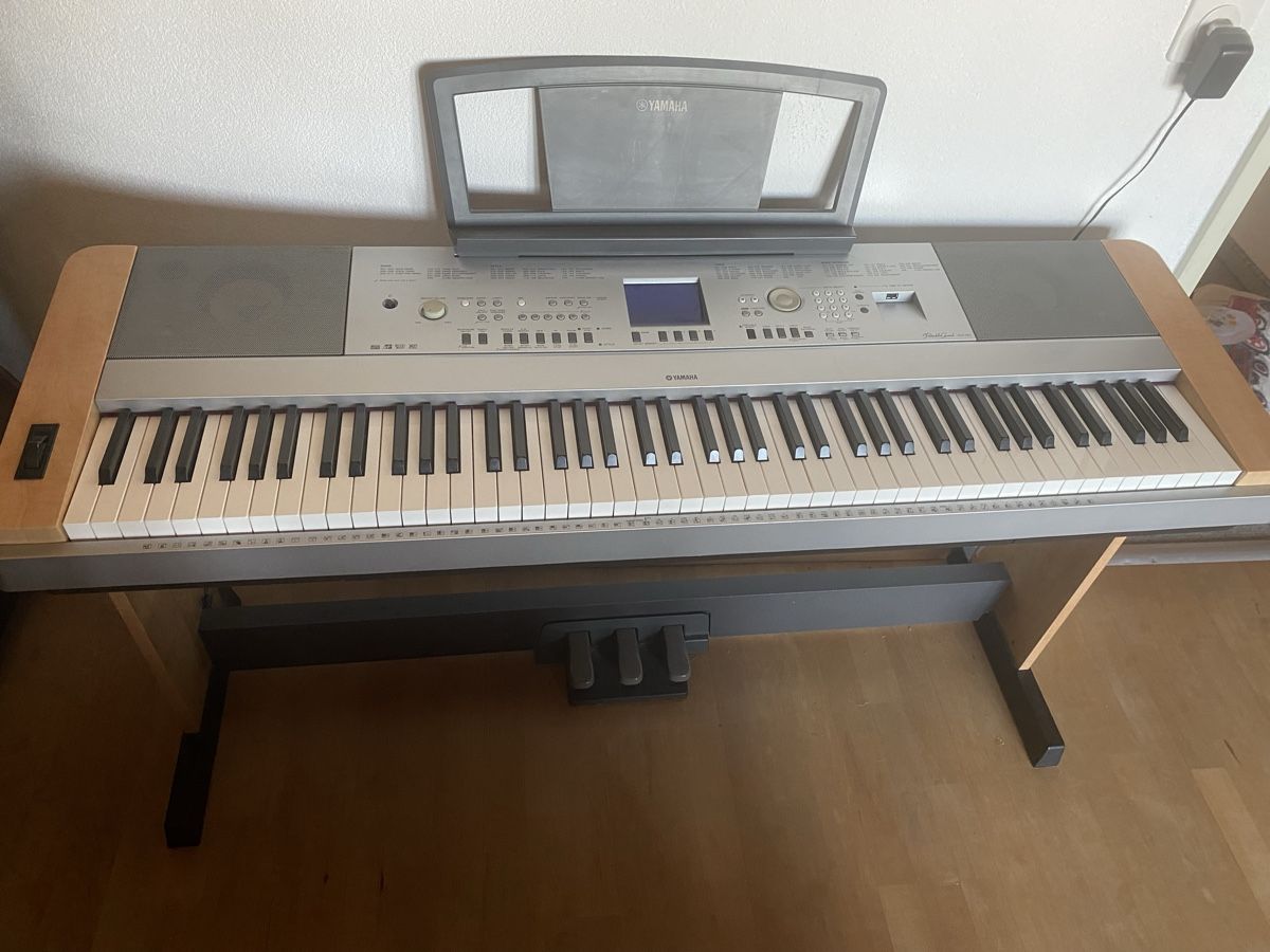 Yamaha Strumenti musicali: Yamaha DGX-640 keyboard with stand – Usato da Nürensdorf venduto da bit_2xml