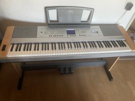 Yamaha DGX-640 keyboard with stand 