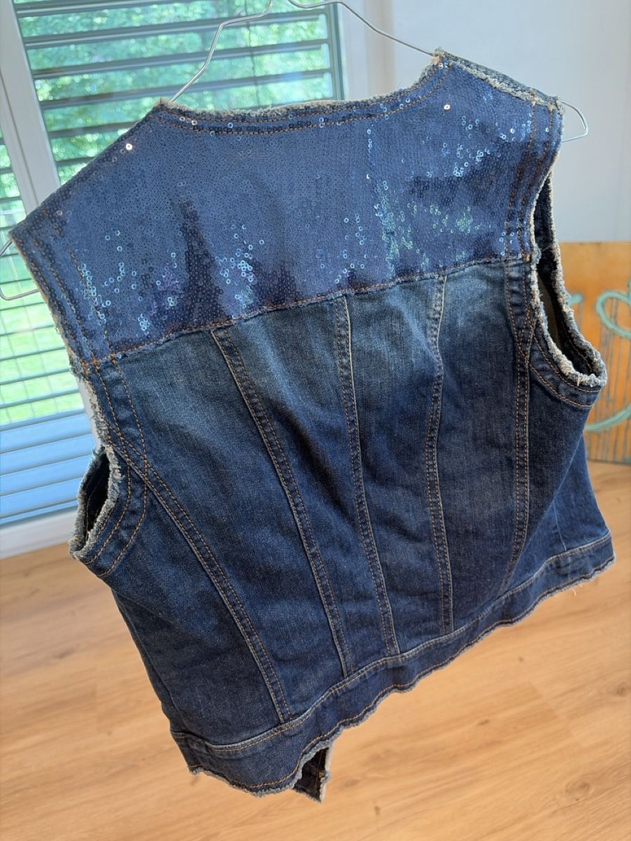 Jeans: Jeans Weste mit Pailletten und Blumenfutter Grösse S – Usato da Vorderthal venduto da Diethelm8853 1