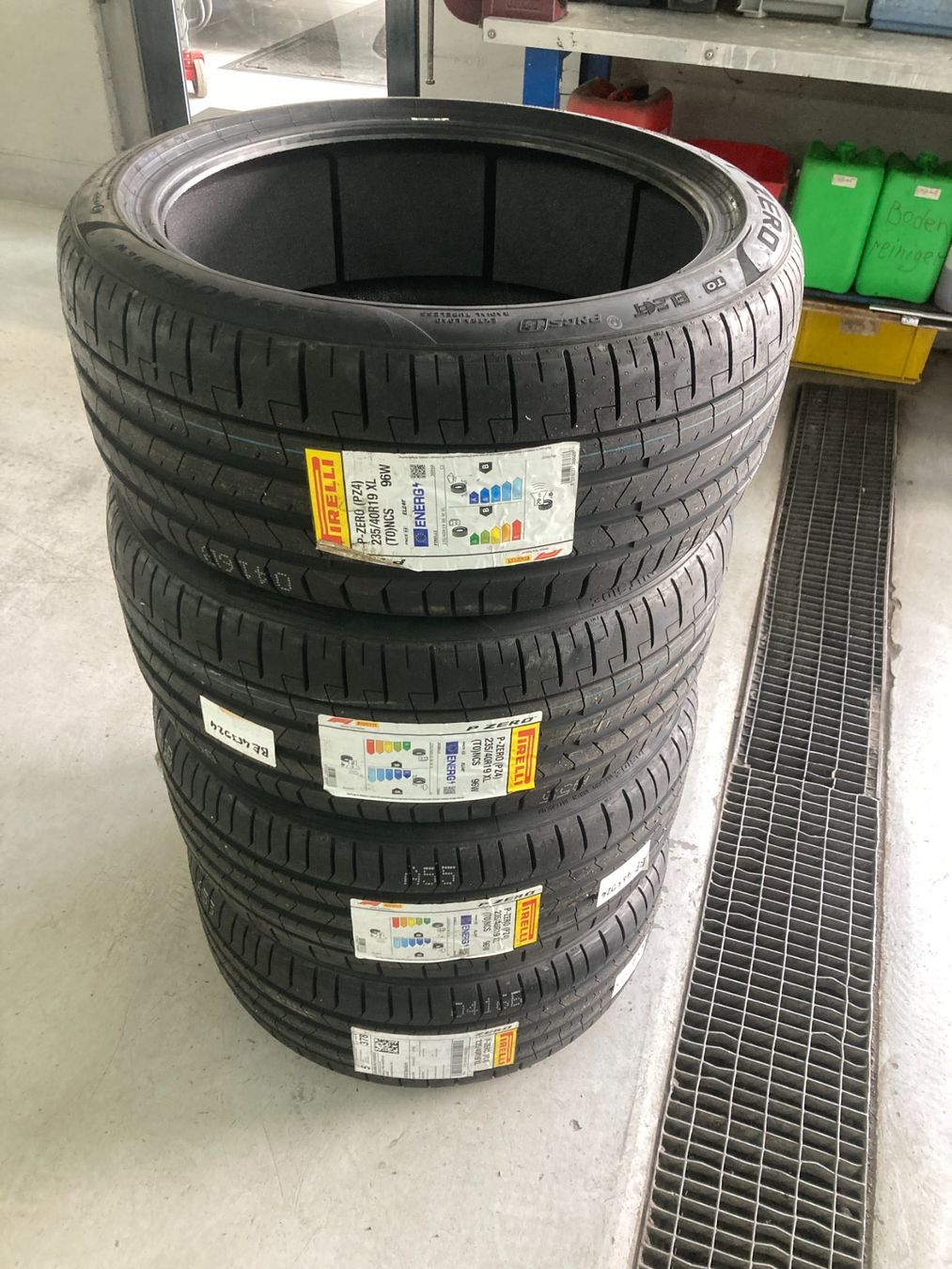 Pirelli Pneumatici & Ruote complete: 235/40R19 Pirelli Sommerpneu – Nuovo e nell'imballaggio originale da Cham venduto da Cham6332