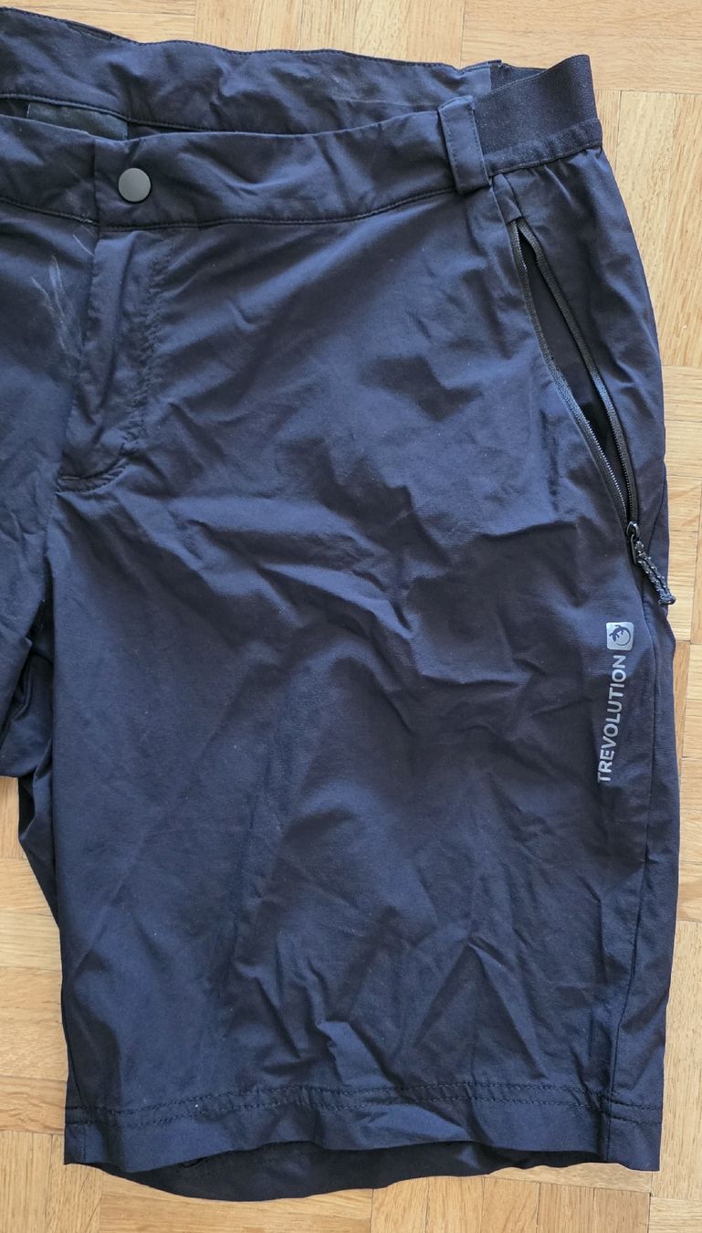 Pantalons: Short / bermuda noir Trevolution taille 44 – D'occasion à Yverdon-les-Bains par van_dq65 1