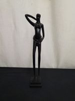 Figur Frau stehend dunkel mit Schmuck H31cm