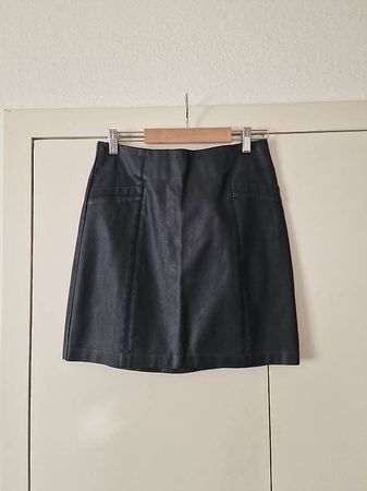 Schwarzer Kunstleder Rock - Grösse 38