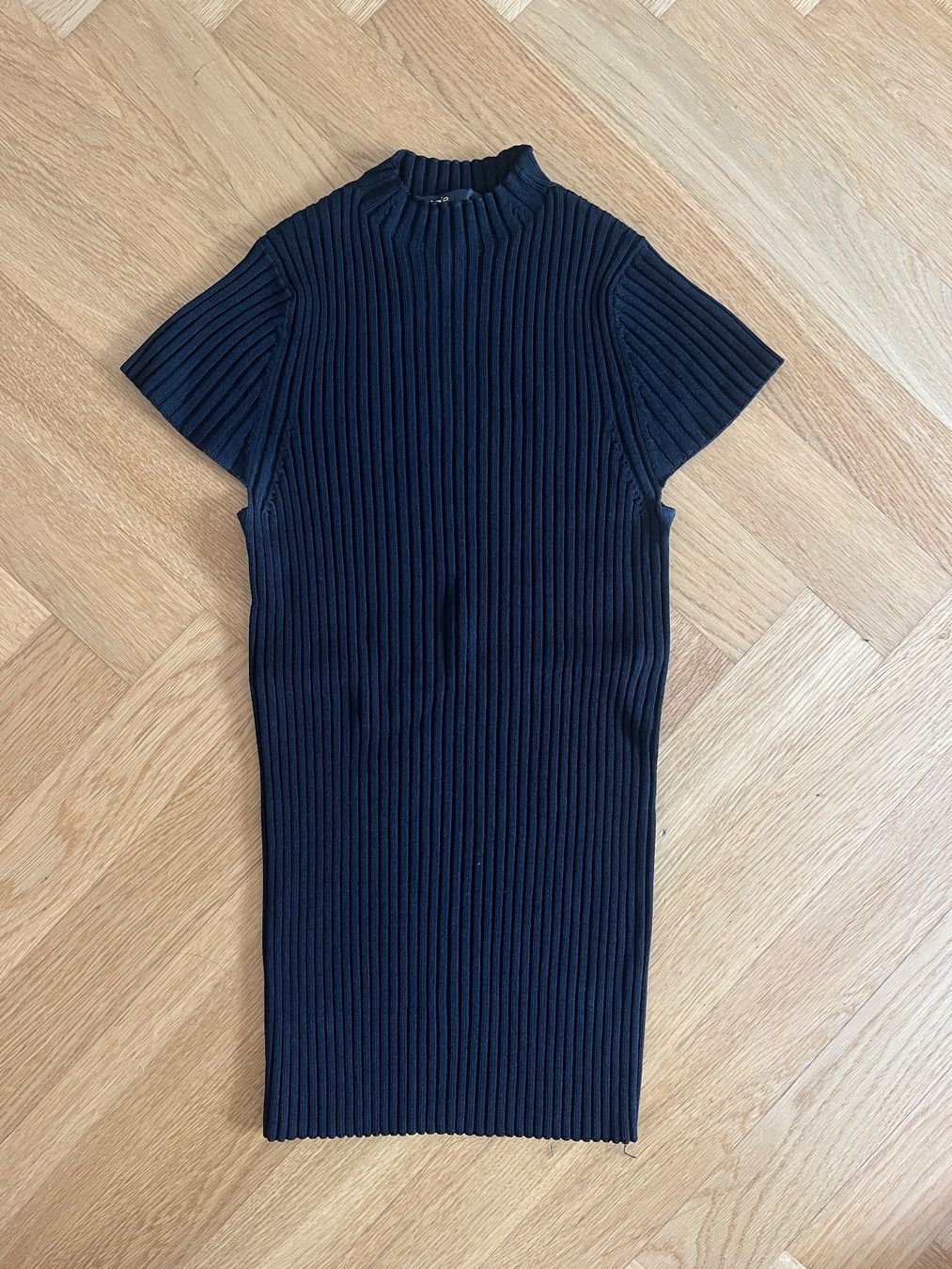 T-shirt: Maje Strickshirt Schwarz Gr. 1 Gerippter Feinstrick – Usato da Zürich venduto da bretxo