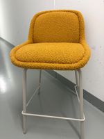Aimin Hocker aus Bouclé senfgelb (Kave Home)