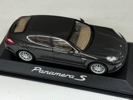 PORSCHE Panamera Minichamps 1:43