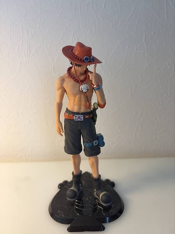 Statuette: Figurine one piece  – Usato da Chavannes-de-Bogis venduto da bla_7nrp 1