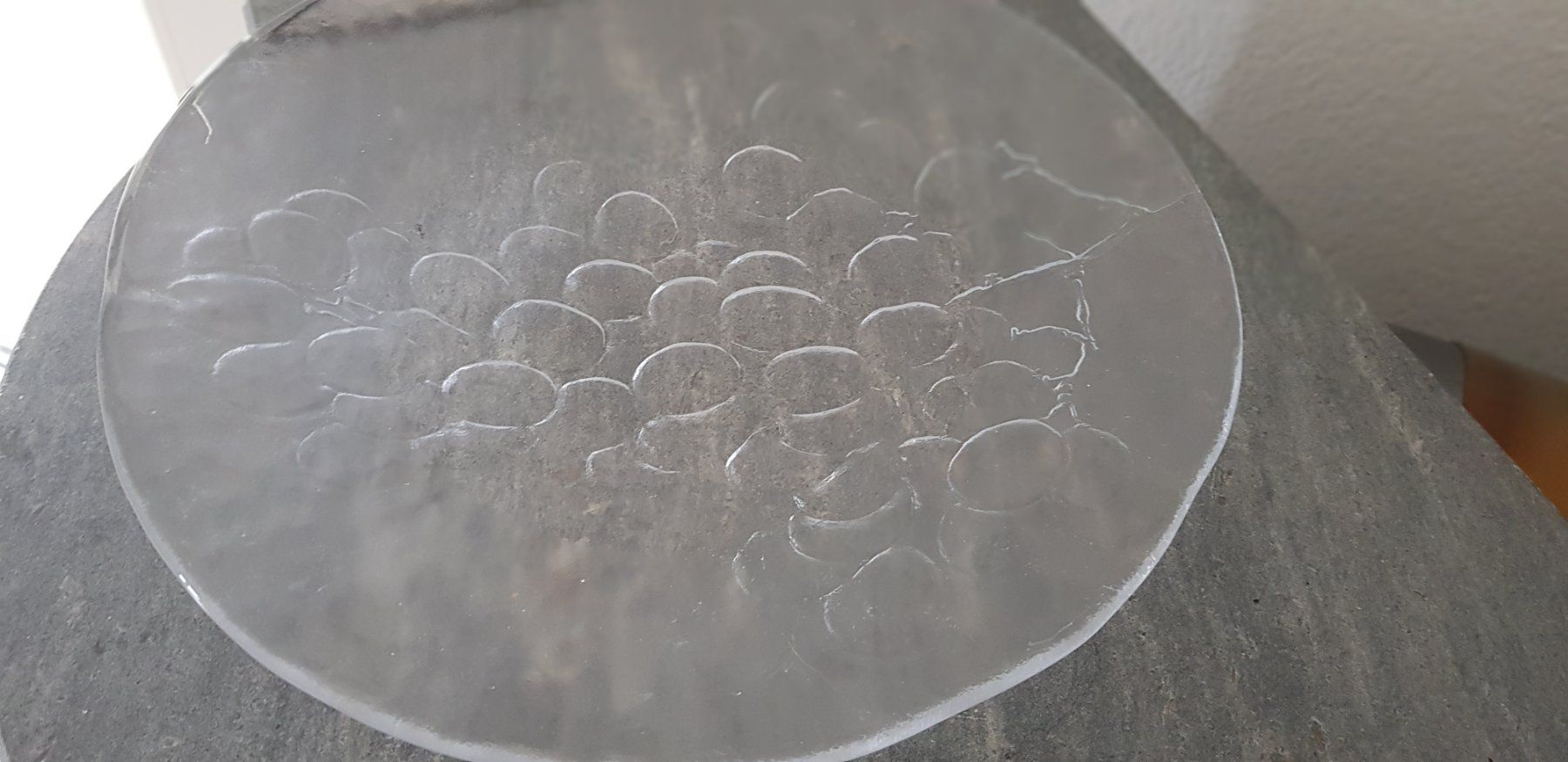Piatti di portata: Gewölbte Glasschale mit Traubenmotiv – Usato da Freienwil venduto da Hubi030 1