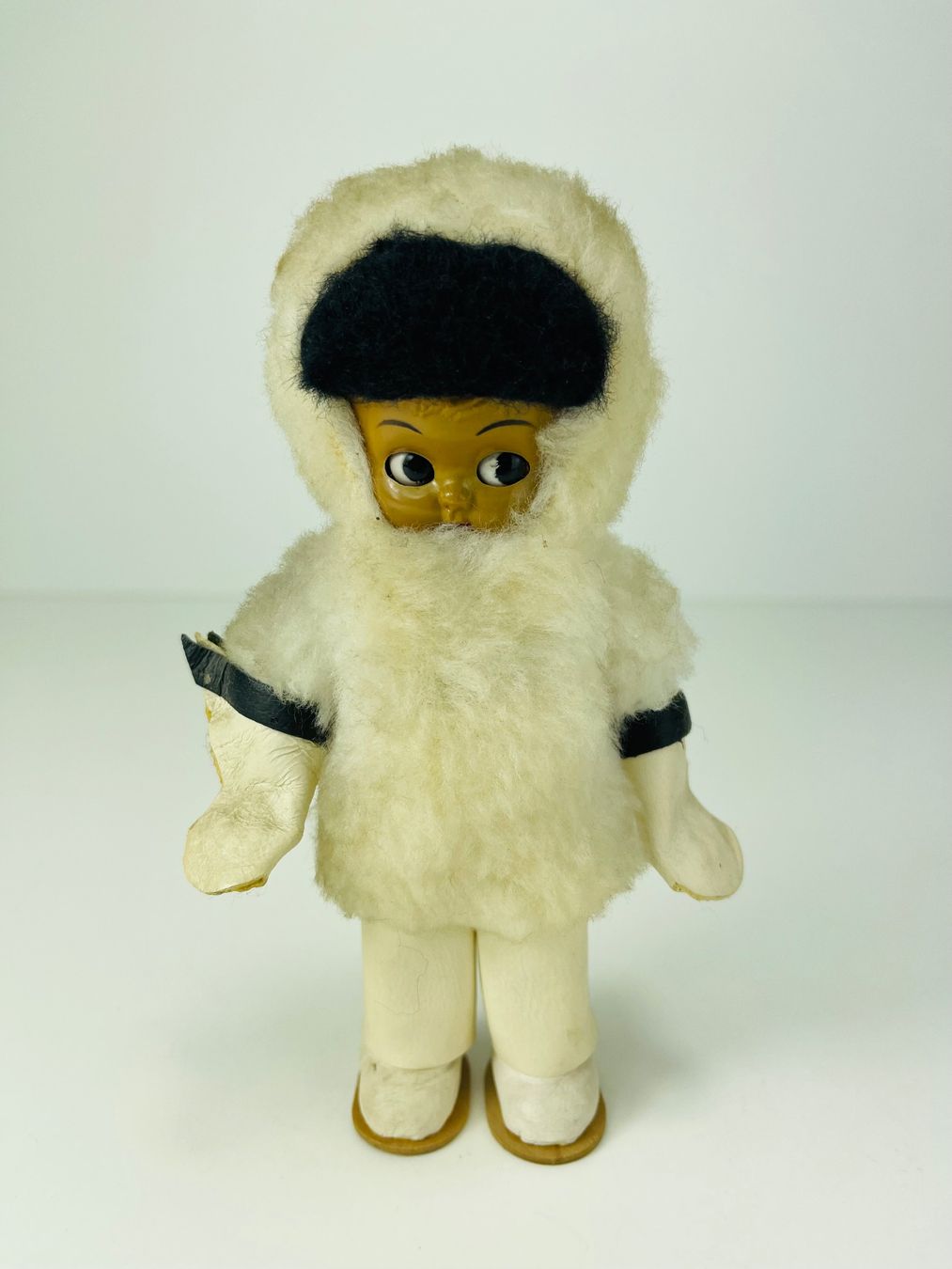 Bambole: Inuit-Puppe CARLSON Kunstfell Alaska – Usato da Zürich venduto da Arche_Brockenhaus