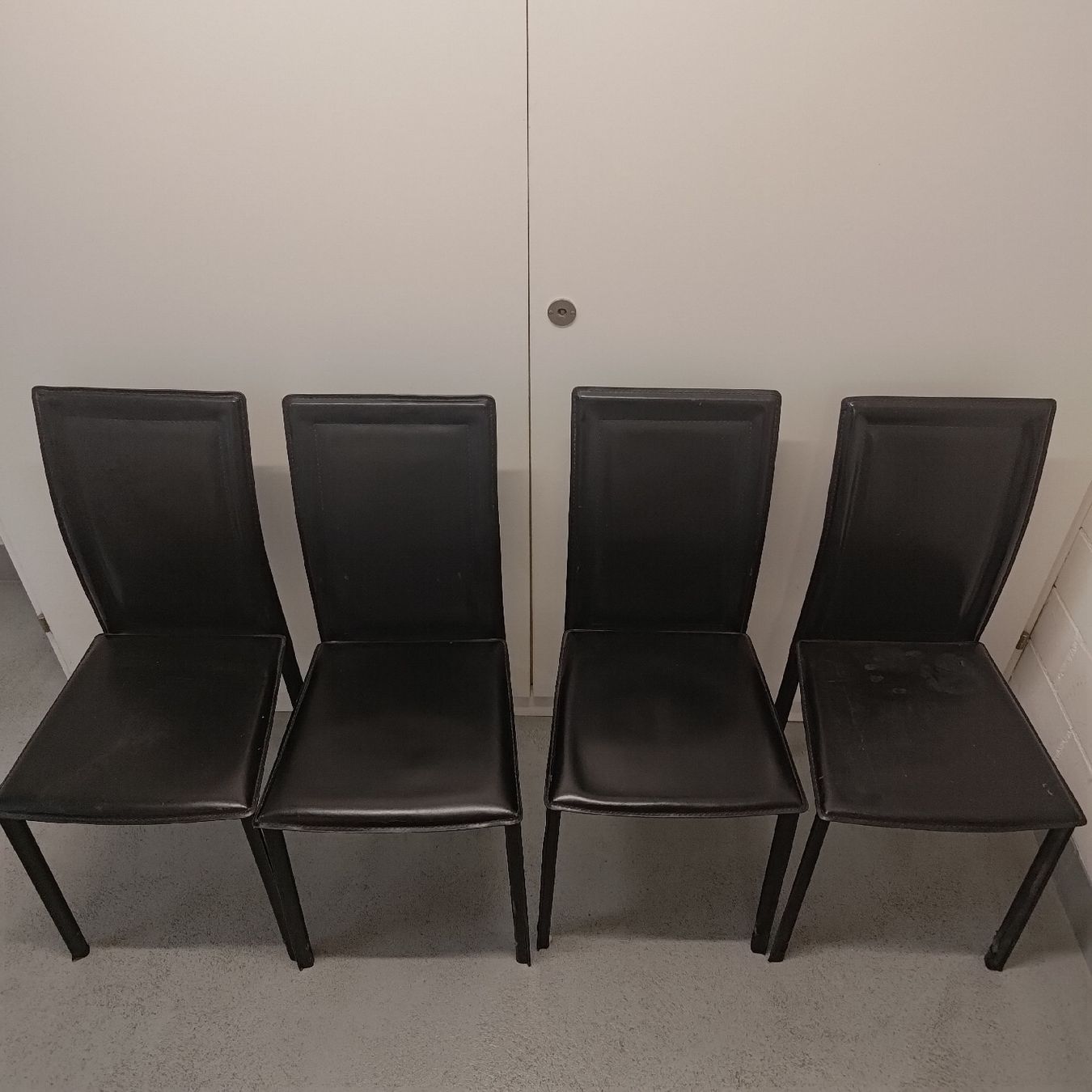Set di tavolo e panche: Glastisch mit Leder Stühlen schwarz – Usato da Volketswil venduto da HONEGGRO 5