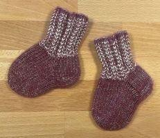 Babysocken 💜🤍 - handgestrickt - ab ca. 3 Monate - NEU