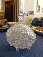 Schwere Kristallglas-Deckeldose / Bonbonniere – geschliffen