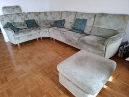 Grosses Stoffsofa mit Hocker grünlich