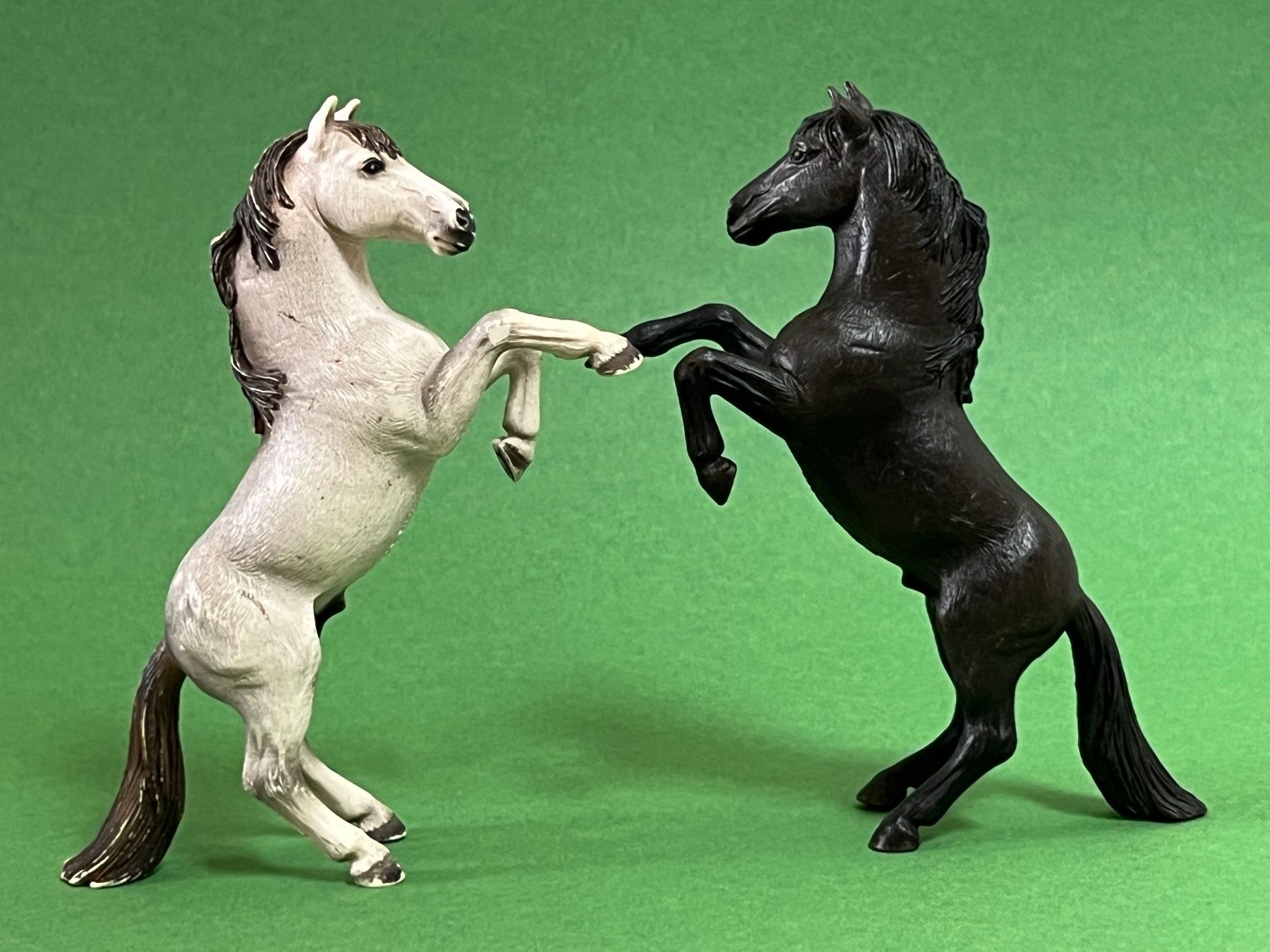 Schleich Figuren: 2 Schleich Mustang Hengst steigend Pferd – Gebraucht aus Ennetbaden von