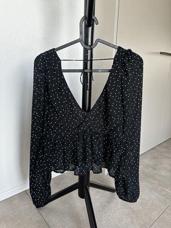 Schwarze Bluse mit V - Ausschnitt weissen Punkten H&M