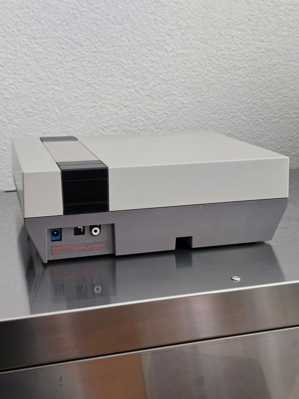 Nintendo Consoles: Nintendo Entertainment System (NES) Konsole mit 2 Controller – D'occasion à Emmen par BieteNurSo 1
