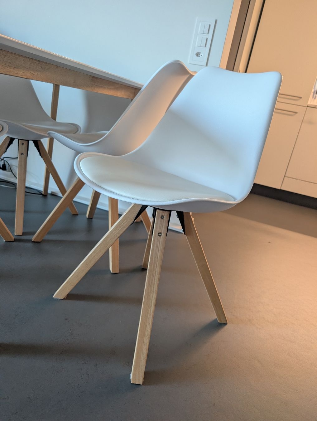 Jysk Tables: Esstischset weiss mit Holzbeinen – D'occasion à Kreuzlingen par cat_855z 2