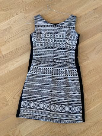 Schickes Kleid in Schwarz-Weiss, Grösse S - Top Zustand!