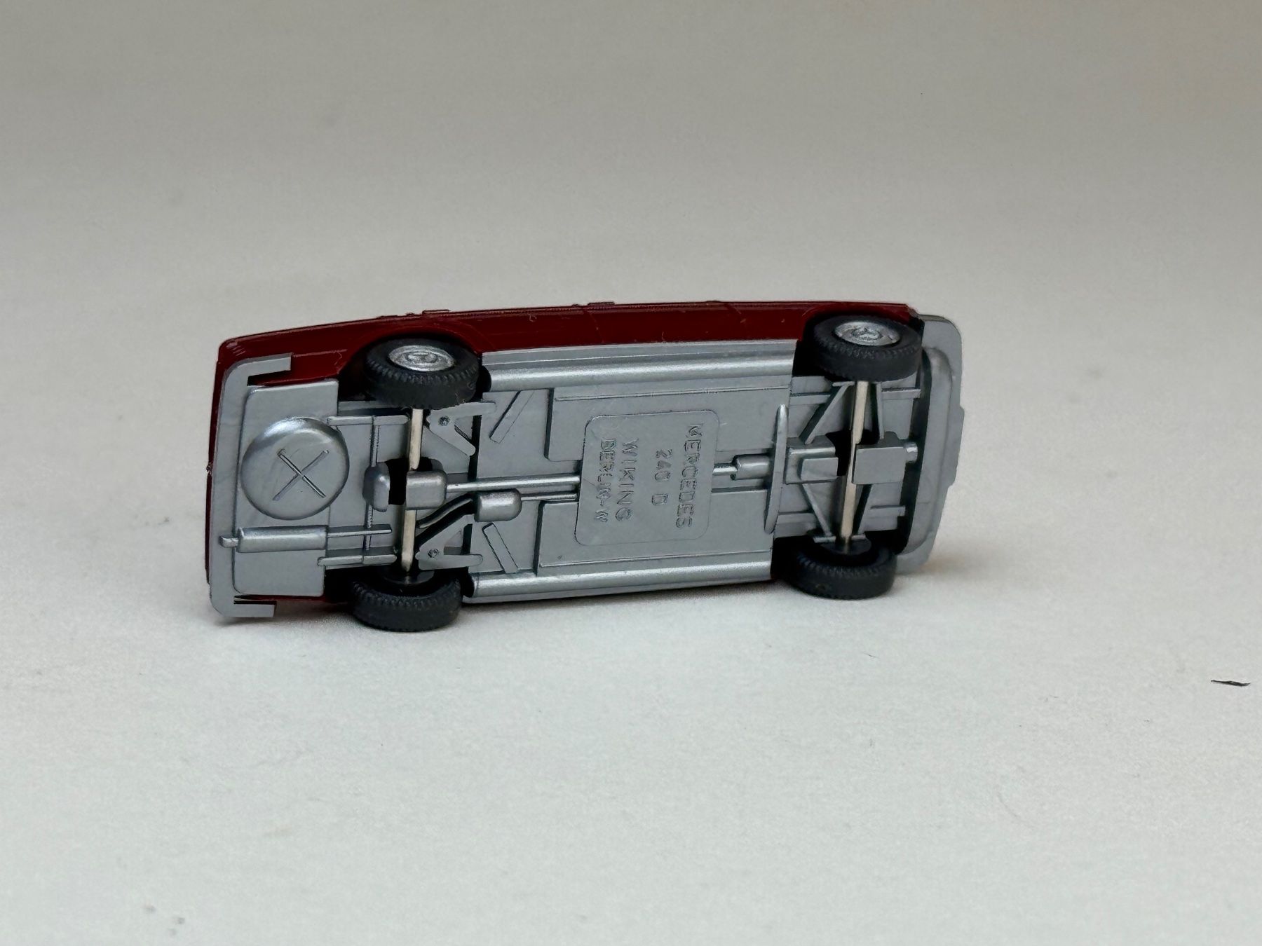 Wiking Modellini d'auto: Wiking Mercedes 240 D dunkelrot – Usato da Elm venduto da Wikmtz 2