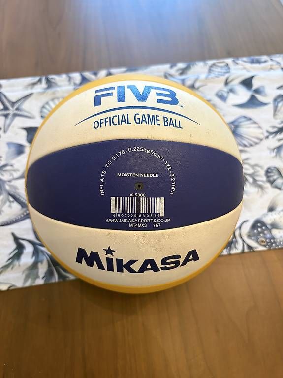 Palloni: Mikasa Beach Champ VLS300 Volleyball – Usato da Bern venduto da Kevin-18 1