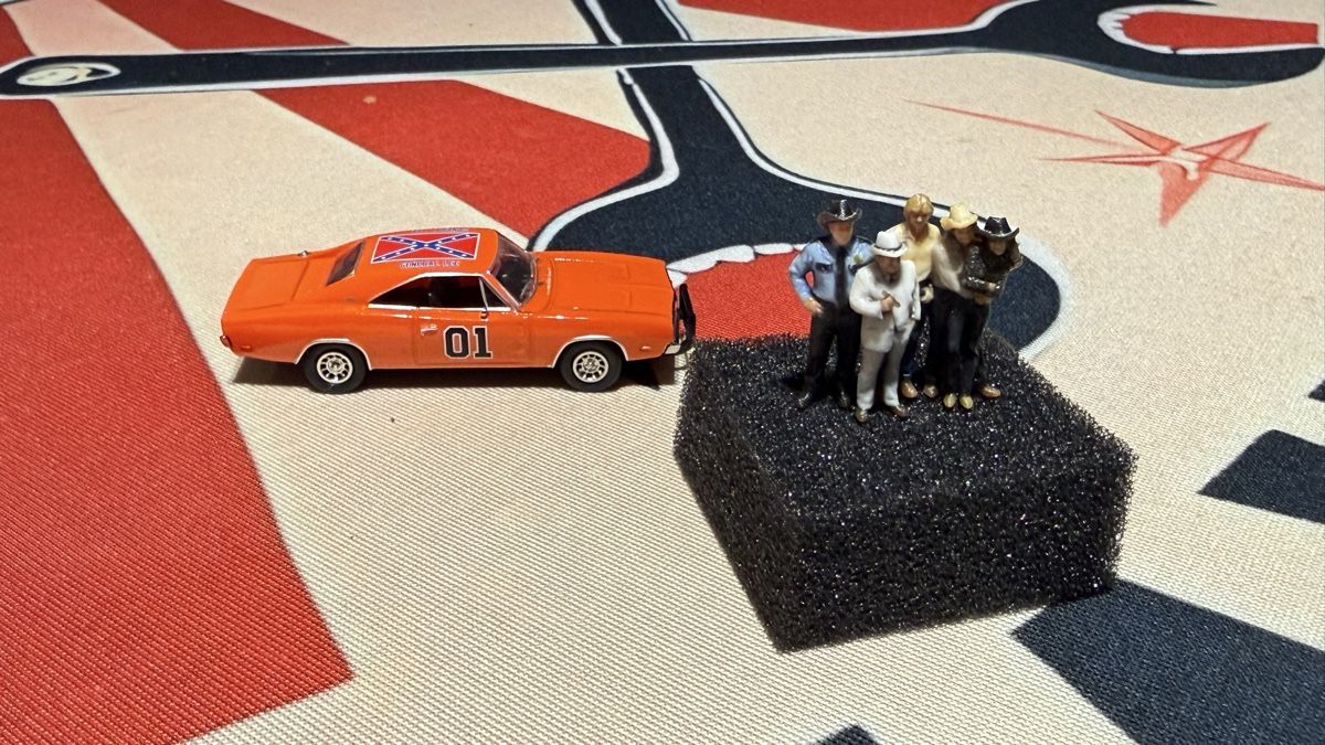 Dodge Modellini d'auto: "General Lee" mit Figuren, 1:87 – Nuovo e nell'imballaggio originale da Basel venduto da Zomeg