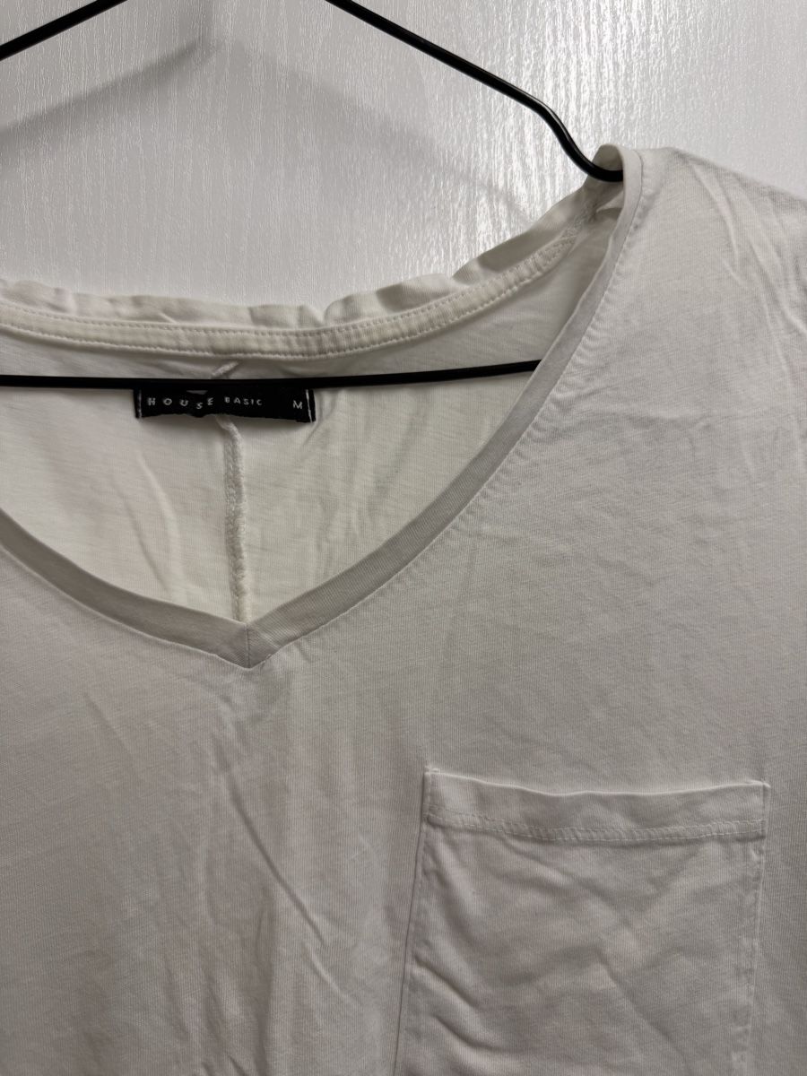 T-shirt: House Basic White T-Shirt, M, V-Neck, Summer Essential – Usato da Interlaken venduto da pat_b8yn 1