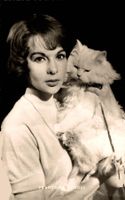 Porträt Francoise Arnoul mit Katzen